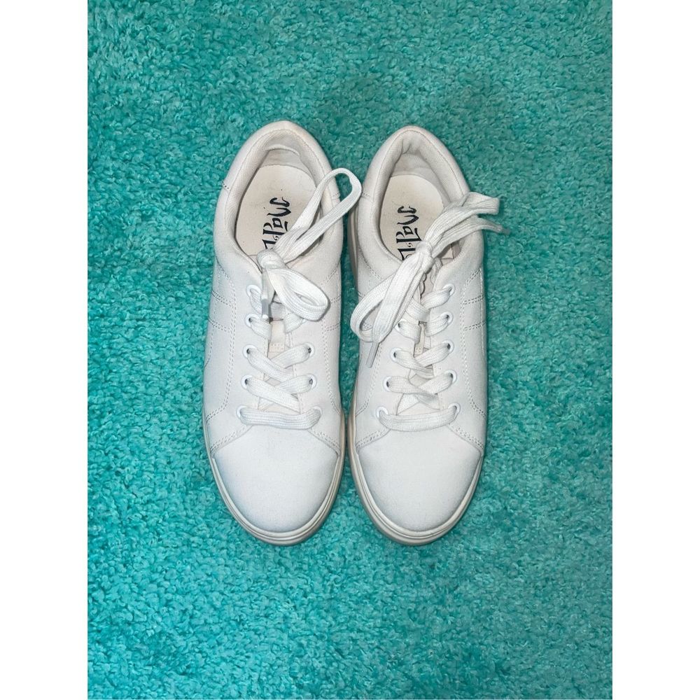 Women’s  Mad Love Sia Apparel Sneakers Lace Up White Casual Tennis Shoes Size 8